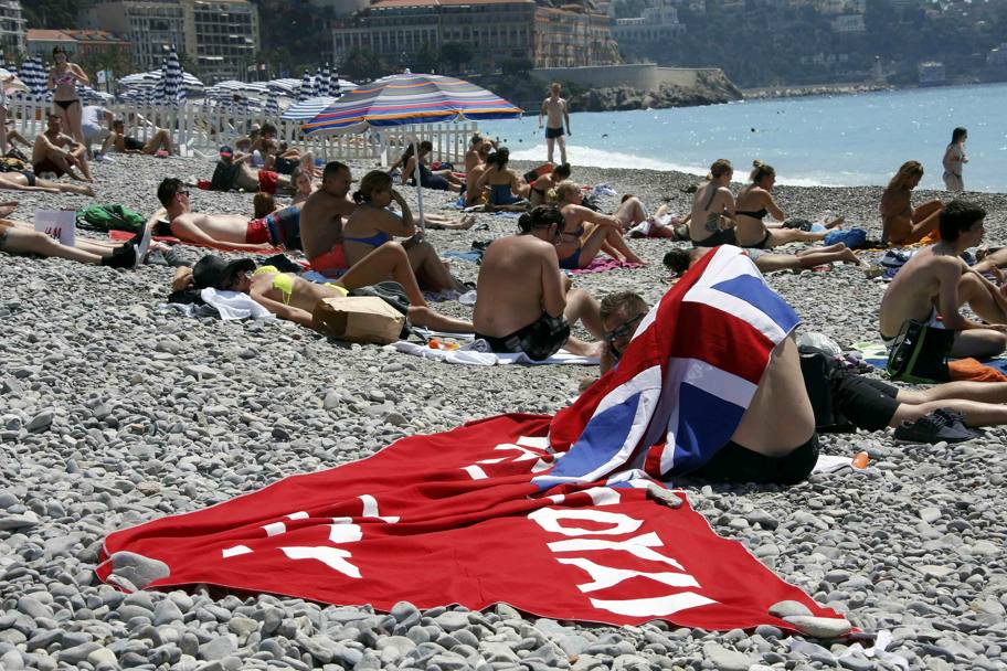 Nizza - Tifosi inglesi sulla spiaggia (Reuters)